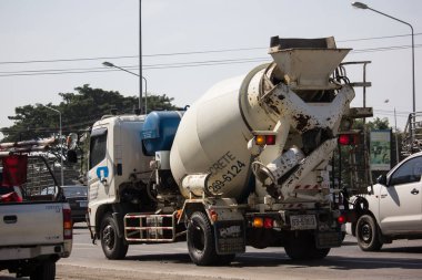 Chiangmai, Tayland - 3 Aralık 2018: Çimento kamyonu Phiboon beton. Fotoğrafa yol no.1001 8 km şehir merkezine, Tayland.
