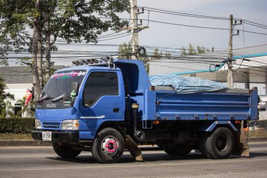 Chiangmai, Tayland - 3 Aralık 2018: Özel Isuzu Damperli kamyon. Yol no.1001 Chiangmai iş alanı 8 km.