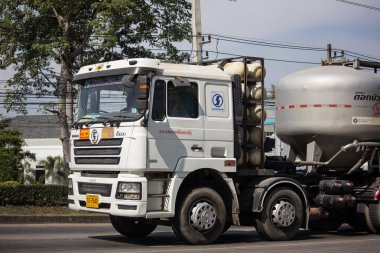 Chiangmai, Tayland - 3 Aralık 2018: Çimento kamyonu Phadungrit şirketi. Yol no.1001, Chiangmai şehir merkezine 8 km.
