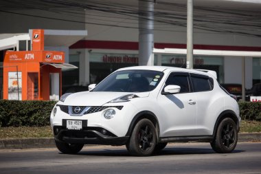 Chiangmai, Tayland - 3 Aralık 2018: Özel araba, Nissan Juke. Yol no.1001, Chiangmai şehir merkezine 8 km.