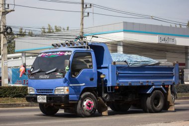 Chiangmai, Tayland - 3 Aralık 2018: Özel Isuzu Damperli kamyon. Yol no.1001 Chiangmai iş alanı 8 km.