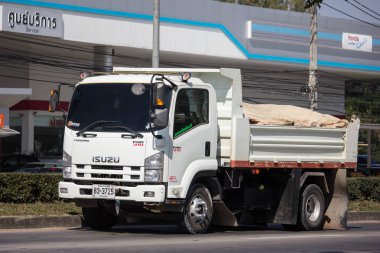 Chiangmai, Tayland - 3 Aralık 2018: Özel Isuzu Damperli kamyon. Yol no.1001 Chiangmai iş alanı 8 km.