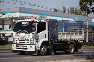 Chiangmai, Tayland - 3 Aralık 2018: Özel Isuzu Damperli kamyon. Yol no.1001 Chiangmai iş alanı 8 km.