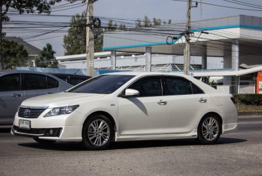 Chiangmai, Tayland - 3 Aralık 2018: Özel araba Toyota Camry. Yol no.1001 Chiangmai iş alanı 8 km.