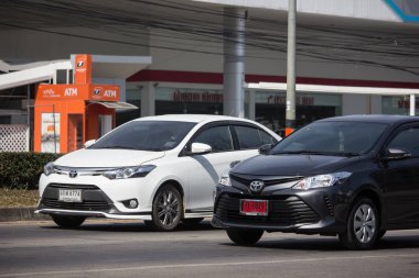 Chiangmai, Tayland - 3 Aralık 2018: Yeni özel Sedan araba toyota Vios. Fotoğraf Road'da yok 121 hakkında 8 km şehir merkezine Chiangmai Tayland.