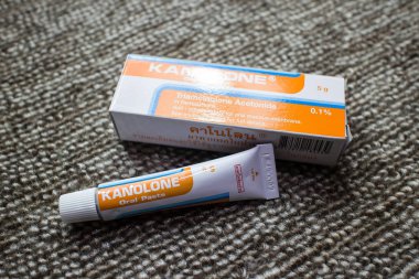 Chiangmai, Tayland - 13 Aralık 2018: Ürün Kanolone oral ilaç bir kadeh. Oral tendenderness, ağrı iltihap ve ülserasyon istemi rahatlama sağlar.