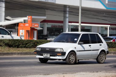 Chiangmai, Tayland - 4 Aralık 2018: Eski özel araba, Toyota Starlet. Yol no.1001, Chiangmai şehir merkezine 8 km.