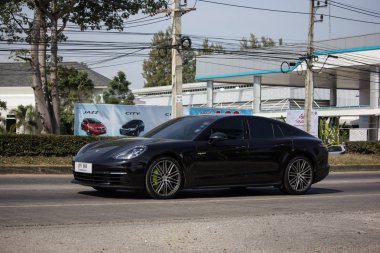 Chiangmai, Tayland - 4 Aralık 2018: Özel süper araba, Porsche Panamera 4. Yol no.1001, Chiangmai iş alanı 8 km.