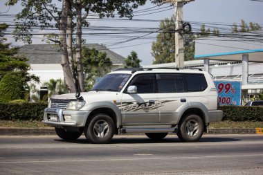 Chiangmai, Tayland - 4 Aralık 2018: Özel suv otomobil, Toyota Prado. Yol no.1001, Chiangmai iş alanı 8 km.