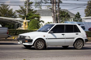 Chiangmai, Tayland - 4 Aralık 2018: Eski özel araba, Toyota Starlet. Yol no.1001, Chiangmai şehir merkezine 8 km.
