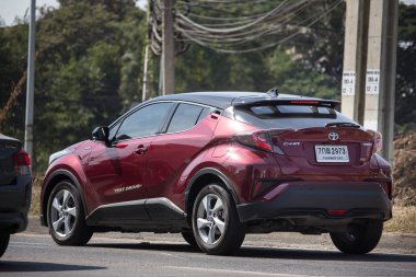 Chiangmai, Tayland - 4 Aralık 2018: Yeni Toyota Chr küçük araba Crossover Suv hibrit araba. Chiangmai şehrine No.121 yolda araba.