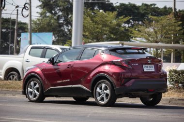 Chiangmai, Tayland - 4 Aralık 2018: Yeni Toyota Chr küçük araba Crossover Suv hibrit araba. Chiangmai şehrine No.121 yolda araba.