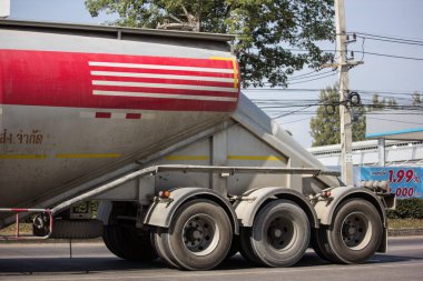 Chiangmai, Tayland - 25 Eylül 2018: Çimento kamyonu Phadungrit şirketi. Yol no.1001, Chiangmai şehir merkezine 8 km.