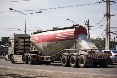 Chiangmai, Tayland - 25 Eylül 2018: Çimento kamyonu Phadungrit şirketi. Yol no.1001, Chiangmai şehir merkezine 8 km.