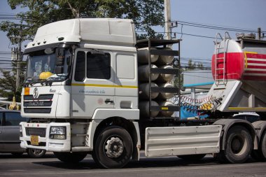 Chiangmai, Tayland - 25 Eylül 2018: Çimento kamyonu Phadungrit şirketi. Yol no.1001, Chiangmai şehir merkezine 8 km.