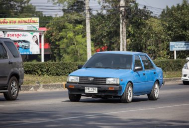 Chiangmai, Tayland - 4 Aralık 2018: Özel eski araba Nissan Sunny. Yol no.1001 Chiangmai iş alanı 8 km.