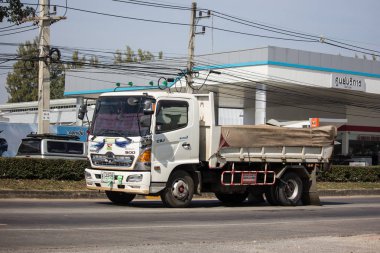 Chiangmai, Tayland - 4 Aralık 2018: Özel Hino damperli kamyon. Yol no.1001 Chiangmai iş alanı 8 km.