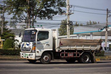 Chiangmai, Tayland - 4 Aralık 2018: Özel Hino damperli kamyon. Yol no.1001 Chiangmai iş alanı 8 km.