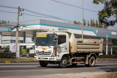 Chiangmai, Tayland - 4 Aralık 2018: Özel Hino damperli kamyon. Yol no.1001 Chiangmai iş alanı 8 km.