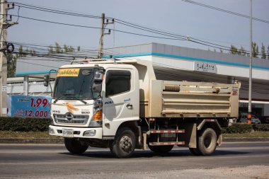 Chiangmai, Tayland - 4 Aralık 2018: Özel Hino damperli kamyon. Yol no.1001 Chiangmai iş alanı 8 km.