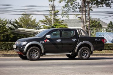 Chiangmai, Tayland - 4 Aralık 2018: Özel araba, Mitsubishi Triton kamyonet. Yol no.1001, Chiangmai iş alanı 8 km.