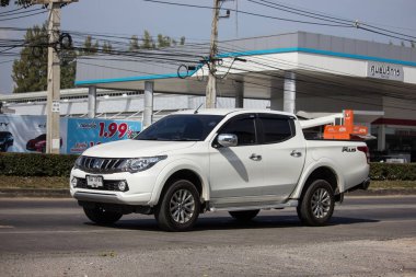 Chiangmai, Tayland - 4 Aralık 2018: Özel araba, Mitsubishi Triton kamyonet. Yol no.1001, Chiangmai iş alanı 8 km.