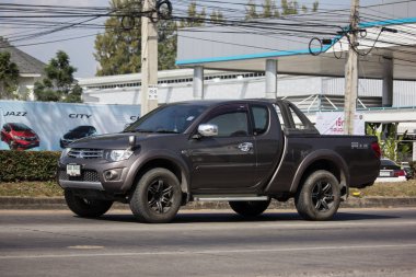 Chiangmai, Tayland - 4 Aralık 2018: Özel araba, Mitsubishi Triton kamyonet. Yol no.1001, Chiangmai iş alanı 8 km.
