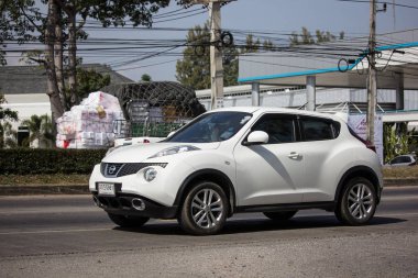 Chiangmai, Tayland - 4 Aralık 2018: Özel araba, Nissan Juke. Yol no.1001, Chiangmai şehir merkezine 8 km.