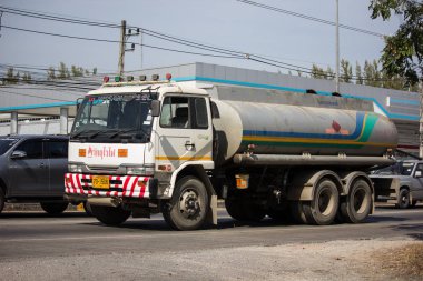 Chiangmai, Tayland - 4 Aralık 2018: Özel yağ tankı kamyon. Yol no.1001, Chiangmai şehir merkezine 8 km.