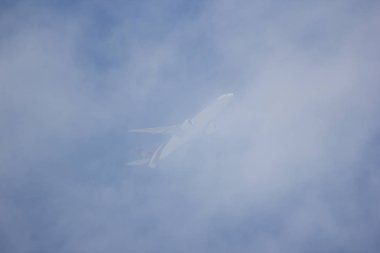 Chiangmai, Tayland - 14 Aralık 2018: Boeing 777-300, Tayland hava yolu Hs-Tkw Tg103. Bangkok Suvarnabhumi için Tayland Chiangmai Havaalanı'ndan çıkar.