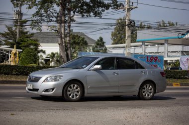 Chiangmai, Tayland - 4 Aralık 2018: Özel araba Toyota Camry. Yol no.1001 Chiangmai iş alanı 8 km.