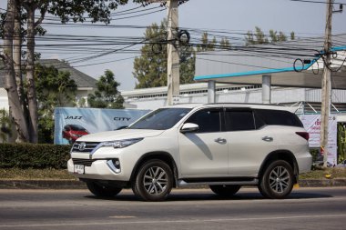 Chiangmai, Tayland - 4 Aralık 2018: Özel Toyota Fortuner Suv otomobil. Yol no.1001 Chiangmai şehir merkezine 8 km.
