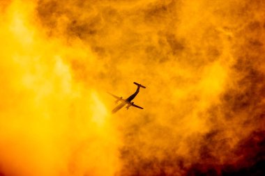 Chiangmai, Tayland - 4 Aralık 2018: Hs-Dqh Bombardier Q400 Nextgen, Nokair. Udon Thani için Chiangmai Havaalanı'ndan çıkar.