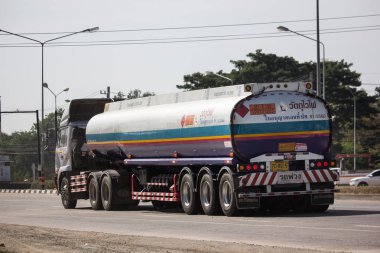Chiangmai, Tayland - 4 Aralık 2018: Özel yağ tankı kamyon. Yol no.1001, Chiangmai şehir merkezine 8 km.