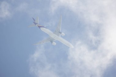 Chiangmai, Tayland - 14 Aralık 2018: Boeing 777-300, Tayland hava yolu Hs-Tkw Tg103. Bangkok Suvarnabhumi için Tayland Chiangmai Havaalanı'ndan çıkar.