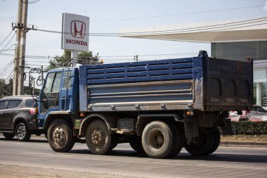 Chiangmai, Tayland - 4 Aralık 2018: Özel Isuzu Damperli kamyon. Yol no.1001 Chiangmai iş alanı 8 km.