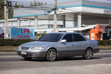 Chiangmai, Tayland - 4 Aralık 2018: Özel araba Toyota Camry. Yol no.1001 Chiangmai iş alanı 8 km.