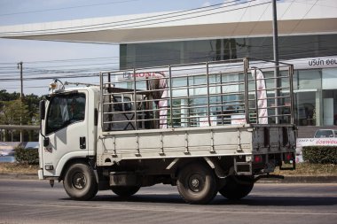 Chiangmai, Tayland - 4 Aralık 2018: Özel Isuzu kargo kamyon. Fotoğrafa yol no.1001 8 km şehir merkezine Chiangmai, Tayland.