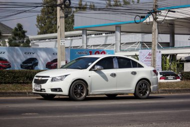 Chiangmai, Tayland - 4 Aralık 2018: Özel araba, Chevrolet Cruze. Yol no.1001, Chiangmai şehir merkezine 8 km.