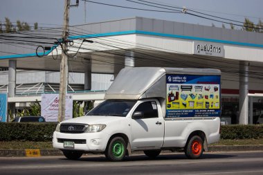 Chiangmai, Tayland - 4 Aralık 2018: Özel Toyota Hilux kamyonet. Yol no.1001 Chiangmai şehir merkezine 8 km.