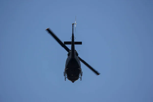 Mavi Gökyüzünde Uçan Siyah Helikopter — Stok fotoğraf