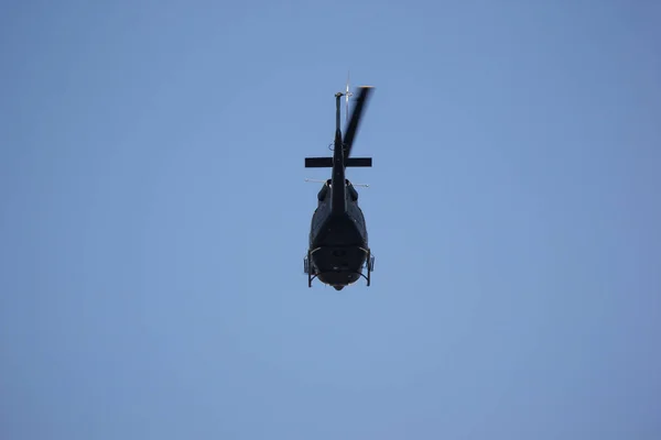 Mavi Gökyüzünde Uçan Siyah Helikopter — Stok fotoğraf