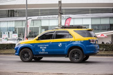 Chiangmai, Tayland-12 Mart 2016: City taksi metre chiangmai, Toyota Fortuner, şehir hizmetinde. Fotoğrafa yol no.1001 8 km şehir merkezine Chiangmai, Tayland.