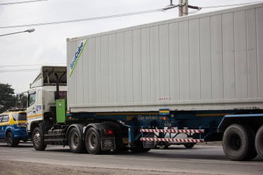 Chiangmai, Tayland - 18 Aralık 2018: Konteyner kamyon Şef lojistik taşımacılık şirketi. Fotoğrafa yol no.121 8 km şehir merkezine Chiangmai, Tayland.