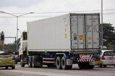 Chiangmai, Tayland - 18 Aralık 2018: Konteyner kamyon Şef lojistik taşımacılık şirketi. Fotoğrafa yol no.121 8 km şehir merkezine Chiangmai, Tayland.