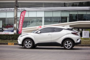 Chiangmai, Tayland - 18 Aralık 2018: Yeni Toyota Chr küçük araba Crossover Suv hibrit araba. Chiangmai şehrine No.121 yolda araba.