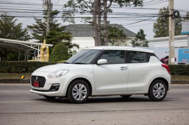 Chiangmai, Tayland - 18 Aralık 2018: Özel Eko kent araba yeni Suzuki Swift. Fotoğrafa yol no.121 8 km şehir merkezine Chiangmai, Tayland.