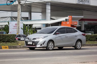 Chiangmai, Tayland - 18 Aralık 2018: Yeni özel Sedan araba toyota Yaris Ativ Eko Kiralık. Fotoğraf Road'da yok 121 hakkında 8 km şehir merkezine Chiangmai Tayland.