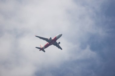 Chiangmai, Tayland - 14 Aralık 2018: Hs-Bbw Airbus A320-200 Tay Airasia. Hanoi için Chiangmai Havaalanı'ndan çıkar.
