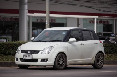 Chiangmai, Tayland - 18 Aralık 2018: Özel Eko kent araba Suzuki Swift. Fotoğrafa yol no.121 8 km şehir merkezine Chiangmai, Tayland.